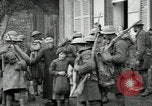 Immagine di Noi le truppe dell esercito francese con i bambini nella prima guerra mondiale Francia, 1918, secondo 11 filmato di repertorio 65675029238