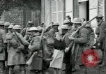Immagine di Noi le truppe dell esercito francese con i bambini nella prima guerra mondiale Francia, 1918, secondo 12 filmato di repertorio 65675029238
