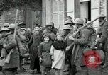 Immagine di Noi le truppe dell esercito francese con i bambini nella prima guerra mondiale Francia, 1918, secondo 13 filmato di repertorio 65675029238