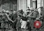 Immagine di Noi le truppe dell esercito francese con i bambini nella prima guerra mondiale Francia, 1918, secondo 14 filmato di repertorio 65675029238