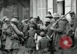 Immagine di Noi le truppe dell esercito francese con i bambini nella prima guerra mondiale Francia, 1918, secondo 15 filmato di repertorio 65675029238
