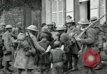 Immagine di Noi le truppe dell esercito francese con i bambini nella prima guerra mondiale Francia, 1918, secondo 16 filmato di repertorio 65675029238