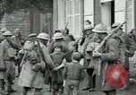 Immagine di Noi le truppe dell esercito francese con i bambini nella prima guerra mondiale Francia, 1918, secondo 17 filmato di repertorio 65675029238