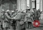 Immagine di Noi le truppe dell esercito francese con i bambini nella prima guerra mondiale Francia, 1918, secondo 18 filmato di repertorio 65675029238