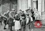 Immagine di Noi le truppe dell esercito francese con i bambini nella prima guerra mondiale Francia, 1918, secondo 19 filmato di repertorio 65675029238
