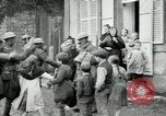 Immagine di Noi le truppe dell esercito francese con i bambini nella prima guerra mondiale Francia, 1918, secondo 20 filmato di repertorio 65675029238