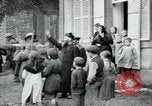 Immagine di Noi le truppe dell esercito francese con i bambini nella prima guerra mondiale Francia, 1918, secondo 21 filmato di repertorio 65675029238
