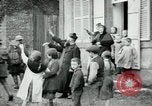 Immagine di Noi le truppe dell esercito francese con i bambini nella prima guerra mondiale Francia, 1918, secondo 22 filmato di repertorio 65675029238