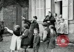 Immagine di Noi le truppe dell esercito francese con i bambini nella prima guerra mondiale Francia, 1918, secondo 23 filmato di repertorio 65675029238