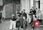 Immagine di Noi le truppe dell esercito francese con i bambini nella prima guerra mondiale Francia, 1918, secondo 24 filmato di repertorio 65675029238