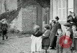 Immagine di Noi le truppe dell esercito francese con i bambini nella prima guerra mondiale Francia, 1918, secondo 25 filmato di repertorio 65675029238
