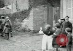 Immagine di Noi le truppe dell esercito francese con i bambini nella prima guerra mondiale Francia, 1918, secondo 26 filmato di repertorio 65675029238
