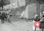 Immagine di Noi le truppe dell esercito francese con i bambini nella prima guerra mondiale Francia, 1918, secondo 27 filmato di repertorio 65675029238
