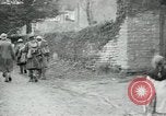 Immagine di Noi le truppe dell esercito francese con i bambini nella prima guerra mondiale Francia, 1918, secondo 28 filmato di repertorio 65675029238
