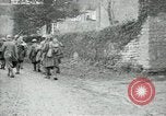Immagine di Noi le truppe dell esercito francese con i bambini nella prima guerra mondiale Francia, 1918, secondo 29 filmato di repertorio 65675029238