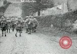 Immagine di Noi le truppe dell esercito francese con i bambini nella prima guerra mondiale Francia, 1918, secondo 31 filmato di repertorio 65675029238