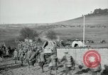 Immagine di Noi le truppe dell esercito francese con i bambini nella prima guerra mondiale Francia, 1918, secondo 42 filmato di repertorio 65675029238