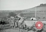 Immagine di Noi le truppe dell esercito francese con i bambini nella prima guerra mondiale Francia, 1918, secondo 46 filmato di repertorio 65675029238