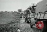 Immagine di Noi le truppe dell esercito francese con i bambini nella prima guerra mondiale Francia, 1918, secondo 61 filmato di repertorio 65675029238