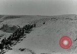 Standbild camel Caravan der britischen Truppen Palästina, 1918, aus Sekunde 15 historischem Filmmaterial Videoclip 65675029252