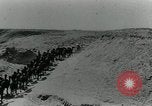 Standbild camel Caravan der britischen Truppen Palästina, 1918, aus Sekunde 18 historischem Filmmaterial Videoclip 65675029252