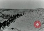 Standbild camel Caravan der britischen Truppen Palästina, 1918, aus Sekunde 19 historischem Filmmaterial Videoclip 65675029252