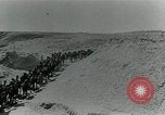Standbild camel Caravan der britischen Truppen Palästina, 1918, aus Sekunde 22 historischem Filmmaterial Videoclip 65675029252