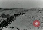 Standbild camel Caravan der britischen Truppen Palästina, 1918, aus Sekunde 26 historischem Filmmaterial Videoclip 65675029252