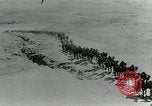 Standbild camel Caravan der britischen Truppen Palästina, 1918, aus Sekunde 27 historischem Filmmaterial Videoclip 65675029252