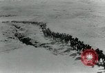 Standbild camel Caravan der britischen Truppen Palästina, 1918, aus Sekunde 30 historischem Filmmaterial Videoclip 65675029252