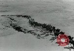 Standbild camel Caravan der britischen Truppen Palästina, 1918, aus Sekunde 35 historischem Filmmaterial Videoclip 65675029252