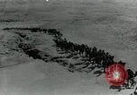Standbild camel Caravan der britischen Truppen Palästina, 1918, aus Sekunde 41 historischem Filmmaterial Videoclip 65675029252