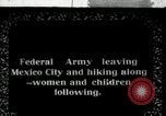 Standbild mexikanische Armee Truppen Abfahrt Mexiko Stadt entlang der Eisenbahn Mexico City Mexiko, 1914, aus Sekunde 1 historischem Filmmaterial Videoclip 65675029259