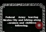 Standbild mexikanische Armee Truppen Abfahrt Mexiko Stadt entlang der Eisenbahn Mexico City Mexiko, 1914, aus Sekunde 3 historischem Filmmaterial Videoclip 65675029259