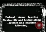 Standbild mexikanische Armee Truppen Abfahrt Mexiko Stadt entlang der Eisenbahn Mexico City Mexiko, 1914, aus Sekunde 4 historischem Filmmaterial Videoclip 65675029259