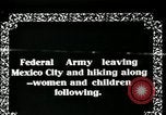 Standbild mexikanische Armee Truppen Abfahrt Mexiko Stadt entlang der Eisenbahn Mexico City Mexiko, 1914, aus Sekunde 5 historischem Filmmaterial Videoclip 65675029259