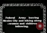 Standbild mexikanische Armee Truppen Abfahrt Mexiko Stadt entlang der Eisenbahn Mexico City Mexiko, 1914, aus Sekunde 6 historischem Filmmaterial Videoclip 65675029259