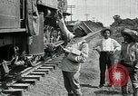 Standbild mexikanische Armee Truppen Abfahrt Mexiko Stadt entlang der Eisenbahn Mexico City Mexiko, 1914, aus Sekunde 9 historischem Filmmaterial Videoclip 65675029259