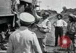 Standbild mexikanische Armee Truppen Abfahrt Mexiko Stadt entlang der Eisenbahn Mexico City Mexiko, 1914, aus Sekunde 10 historischem Filmmaterial Videoclip 65675029259