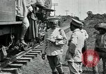 Standbild mexikanische Armee Truppen Abfahrt Mexiko Stadt entlang der Eisenbahn Mexico City Mexiko, 1914, aus Sekunde 12 historischem Filmmaterial Videoclip 65675029259