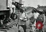 Standbild mexikanische Armee Truppen Abfahrt Mexiko Stadt entlang der Eisenbahn Mexico City Mexiko, 1914, aus Sekunde 13 historischem Filmmaterial Videoclip 65675029259