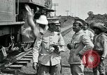 Standbild mexikanische Armee Truppen Abfahrt Mexiko Stadt entlang der Eisenbahn Mexico City Mexiko, 1914, aus Sekunde 14 historischem Filmmaterial Videoclip 65675029259