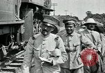 Standbild mexikanische Armee Truppen Abfahrt Mexiko Stadt entlang der Eisenbahn Mexico City Mexiko, 1914, aus Sekunde 15 historischem Filmmaterial Videoclip 65675029259