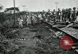 Standbild mexikanische Armee Truppen Abfahrt Mexiko Stadt entlang der Eisenbahn Mexico City Mexiko, 1914, aus Sekunde 16 historischem Filmmaterial Videoclip 65675029259