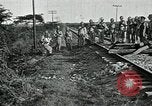 Standbild mexikanische Armee Truppen Abfahrt Mexiko Stadt entlang der Eisenbahn Mexico City Mexiko, 1914, aus Sekunde 17 historischem Filmmaterial Videoclip 65675029259