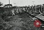 Standbild mexikanische Armee Truppen Abfahrt Mexiko Stadt entlang der Eisenbahn Mexico City Mexiko, 1914, aus Sekunde 18 historischem Filmmaterial Videoclip 65675029259