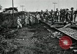 Standbild mexikanische Armee Truppen Abfahrt Mexiko Stadt entlang der Eisenbahn Mexico City Mexiko, 1914, aus Sekunde 19 historischem Filmmaterial Videoclip 65675029259