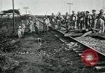 Standbild mexikanische Armee Truppen Abfahrt Mexiko Stadt entlang der Eisenbahn Mexico City Mexiko, 1914, aus Sekunde 20 historischem Filmmaterial Videoclip 65675029259