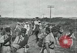 Standbild mexikanische Armee Truppen Abfahrt Mexiko Stadt entlang der Eisenbahn Mexico City Mexiko, 1914, aus Sekunde 21 historischem Filmmaterial Videoclip 65675029259