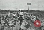 Standbild mexikanische Armee Truppen Abfahrt Mexiko Stadt entlang der Eisenbahn Mexico City Mexiko, 1914, aus Sekunde 22 historischem Filmmaterial Videoclip 65675029259